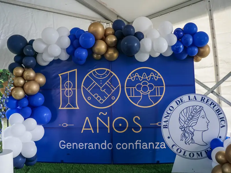 Decoración con globos por los 100 años del Banco de la República