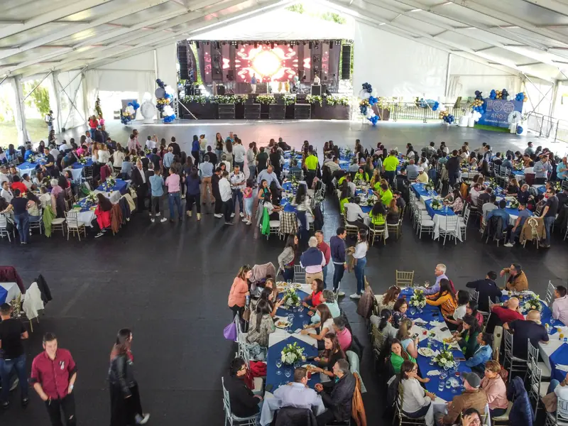 Vista desde arriba del evento de los 100 años del Banco de la República, con mesas y escenario bajo una carpa