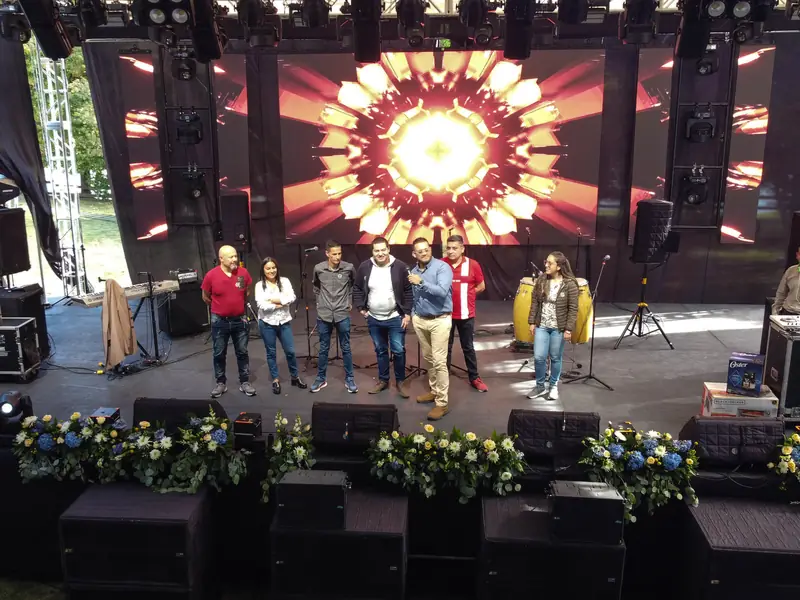 Escenario con pantalla LED en el evento de los 100 años del Banco de la República