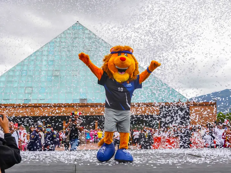La mascota de la Copa Gobernación 2022 saluda entre una lluvia de confeti