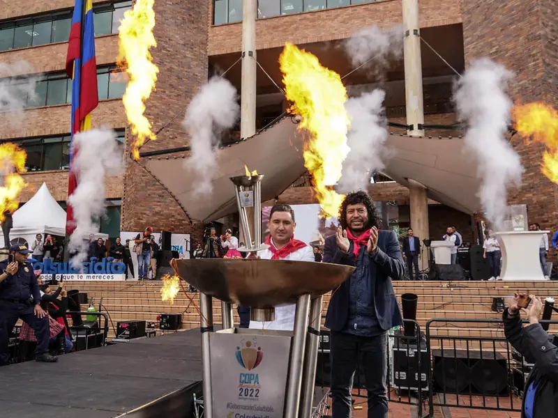 Encendido del pebetero con llamas y humo en la inauguración de la Copa Gobernación 2022