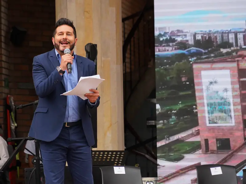 Presentador con micrófono en la Copa Gobernación 2022