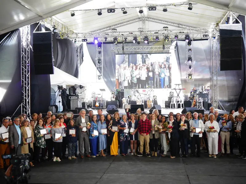 Participantes con sus diplomas en el escenario de la clausura de la DIAN