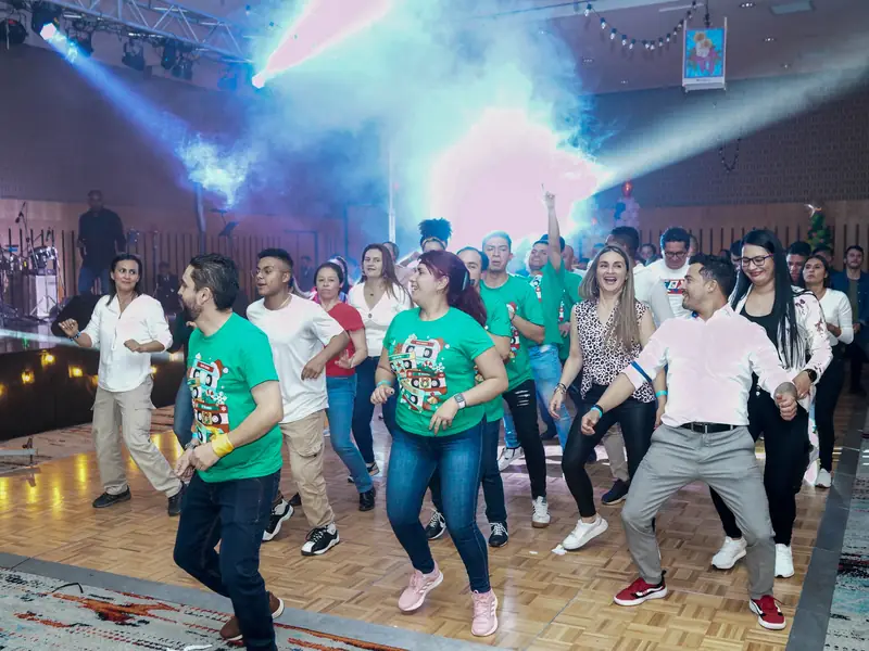 Empleados bailando en la fiesta de fin de año de Eurofarma