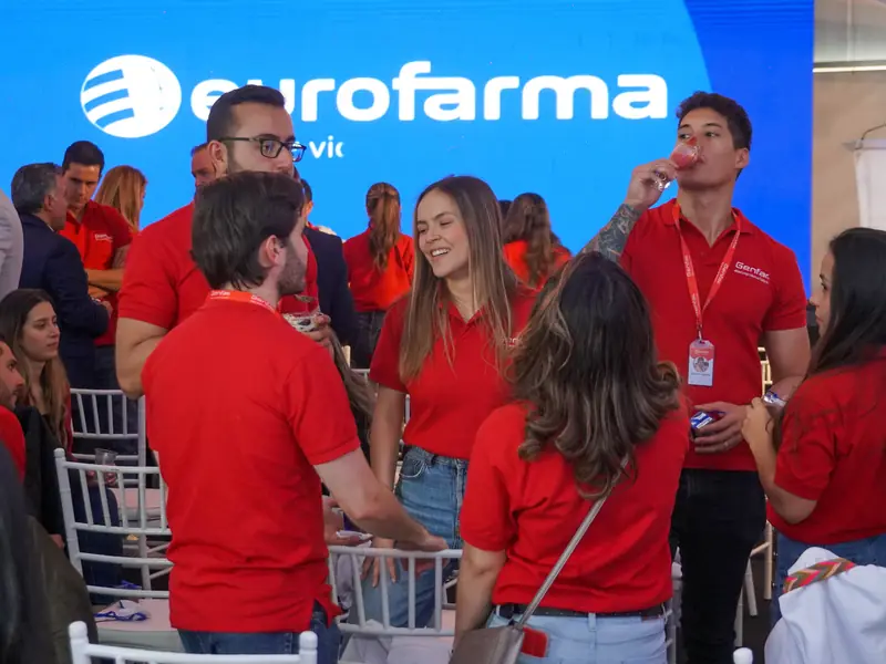 Equipo de Eurofarma con camisetas rojas en su jubileo de 2023