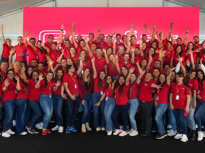 Foto de grupo del equipo de Eurofarma con los brazos en alto en su jubileo de 2023