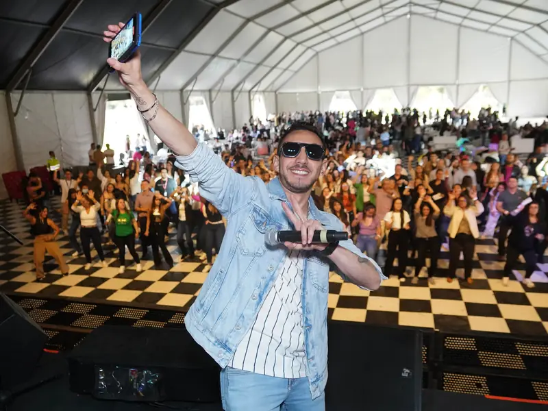 Un presentador se hace una selfie con cientos de asistentes del evento de Eurofarma