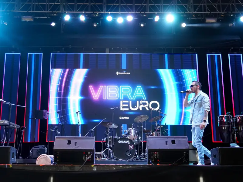 Cantante en el escenario de "Vibra Euro", la fiesta de fin de año de Eurofarma