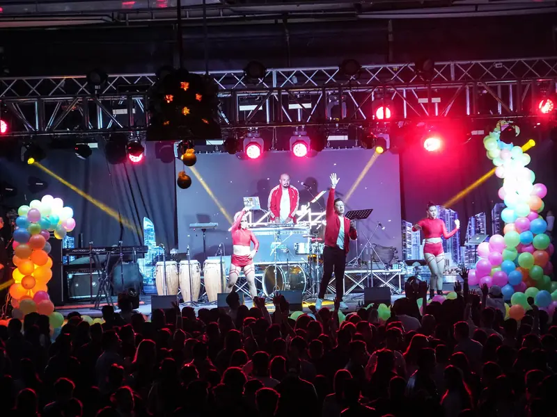 Orquesta en el escenario del evento de Jazzplat, con luces y globos de colores