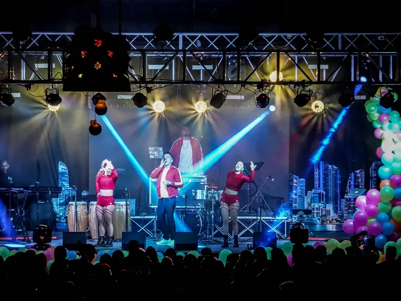 Orquesta bajo luces azules en el evento de Jazzplat