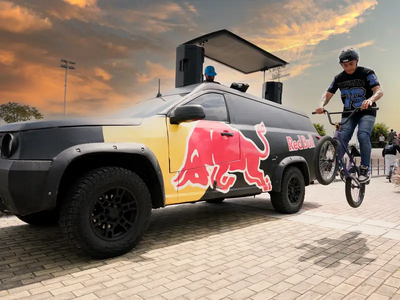 Activación de Red Bull: un ciclista de BMX salta junto a la camioneta de la marca