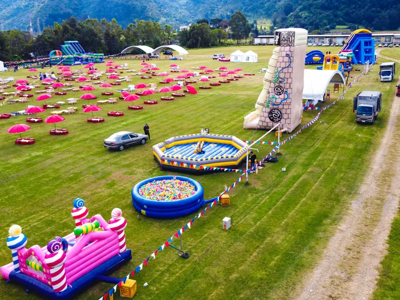 Vista con dron del Día de la Familia de Superservicios, con inflables y zonas de juego